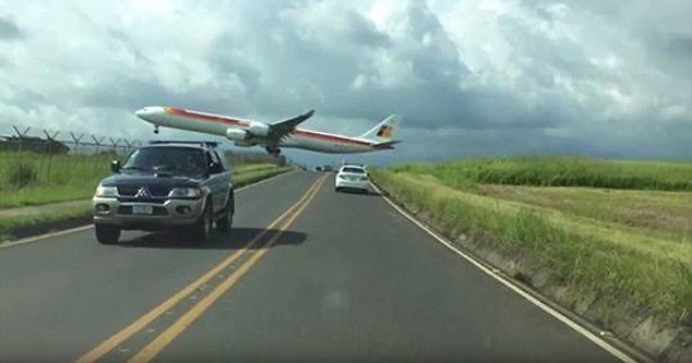 Из-за поломки крыла самолет промчался очень низко над шоссе