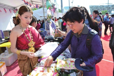 Супруги послов многих стран провели благотворительный базар для помощи учителям из провинции Юньнань