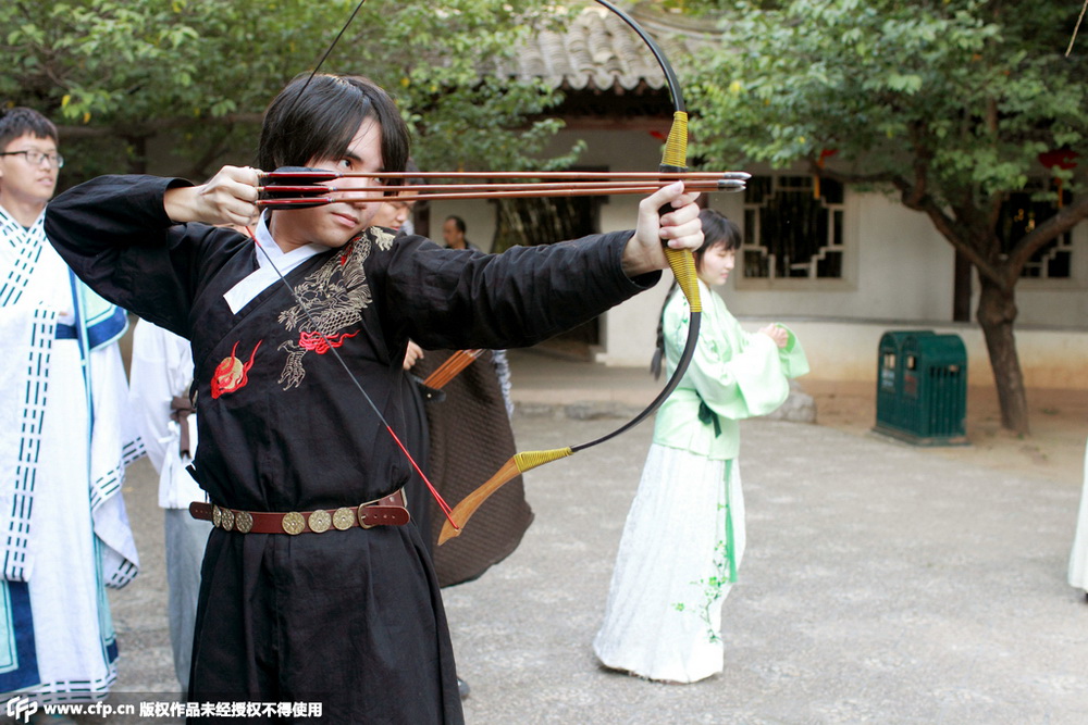 Пекинские студенты научились проводить традиционную церемонию в одежде ханьфу