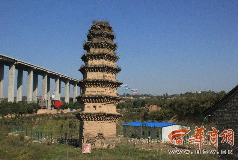 Накренившаяся старая пагода в Шэньси держится на одном стальном тросе
