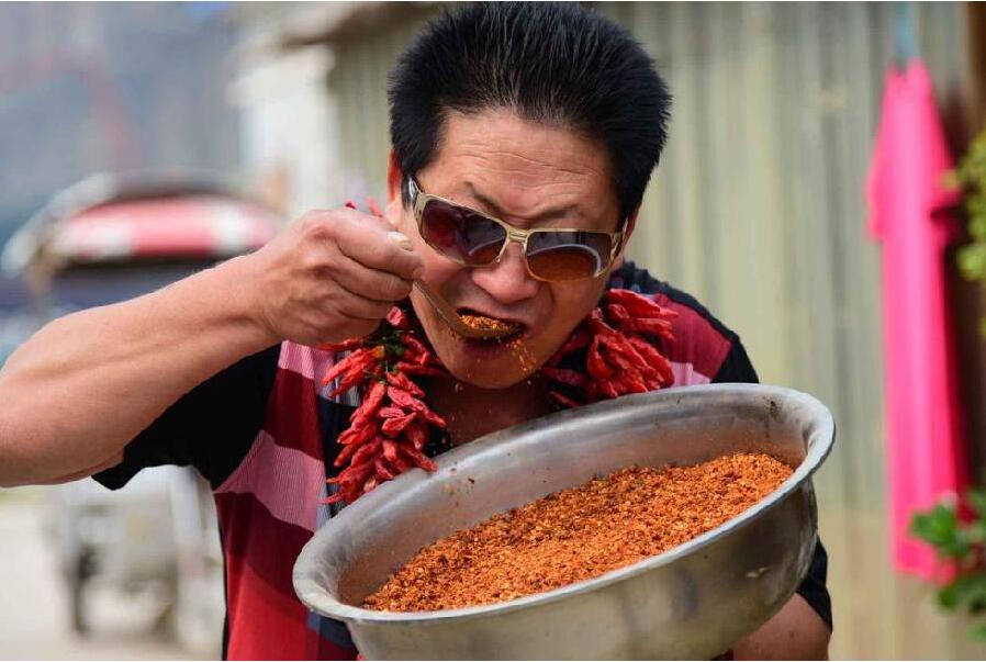 Китайский чудак ежедневно съедает 2,5 кг острого перца