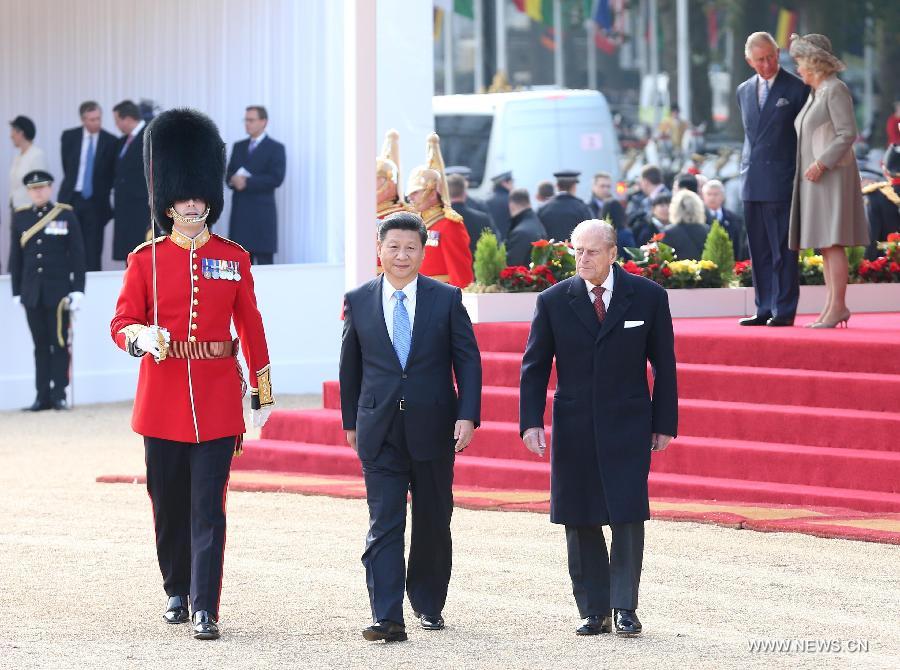 Си Цзиньпин принял участие в торжественной приветственной церемонии, проведенной королевой Елизаветой II