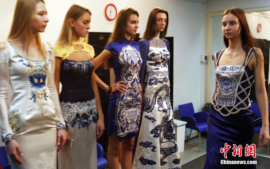 200 русских красавиц пришли на кастинг для показа китайского костюма для Недели моды
