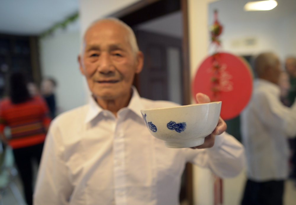 97-летний мужчина из Чунцина отжимается на пальцах