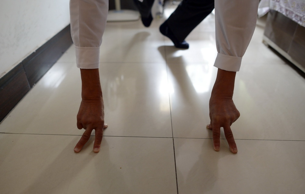 97-летний мужчина из Чунцина отжимается на пальцах