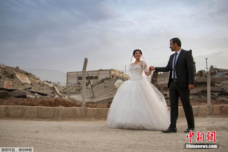 Сирийские молодые люди сыграли свадьбу на фоне руин