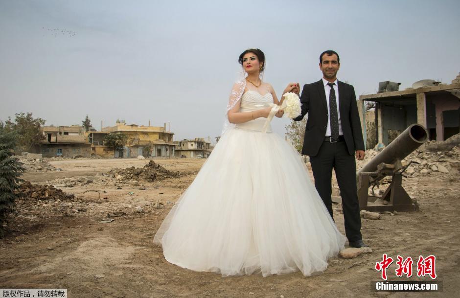 Сирийские молодые люди сыграли свадьбу на фоне руин