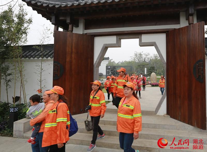 Мэр китайского города пригласил дворников отметить их профессиональный праздник в парке