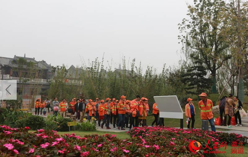 Мэр китайского города пригласил дворников отметить их профессиональный праздник в парке