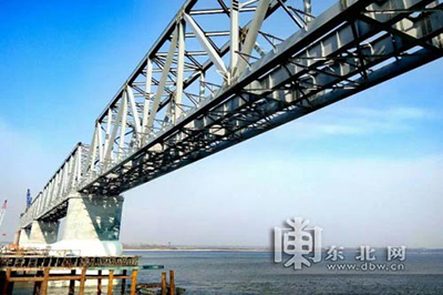 Работа по строительству основного объекта первого китайско-российского железнодорожного моста через реку завершатся в этом году