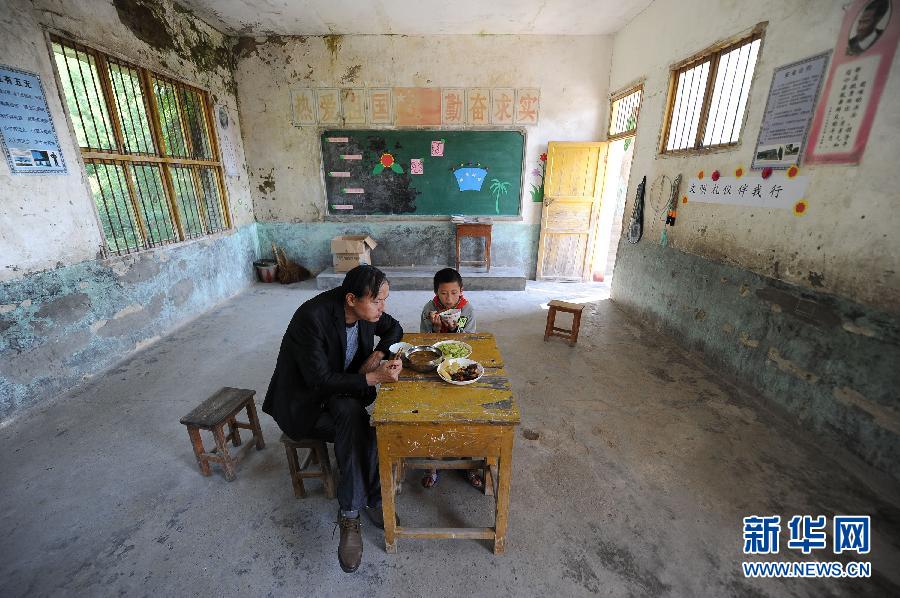 Один учитель и один ученик -- история опустевшей деревенской школы