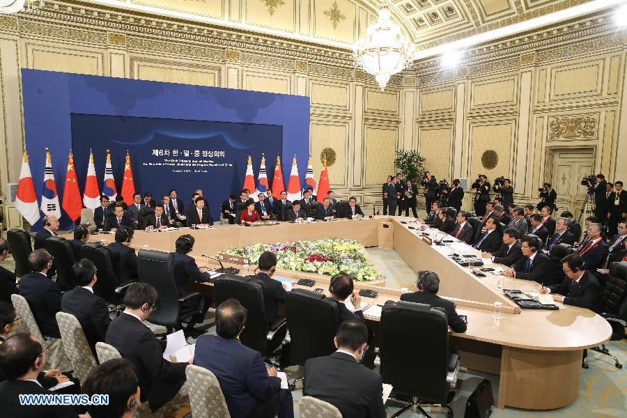 Ли Кэцян принял участие в 6-й встрече лидеров Китая, Японии и РК