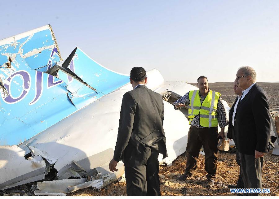 Найден "черный ящик" потерпевшего крушение российского самолета, тела погибших доставлены в морг Каира