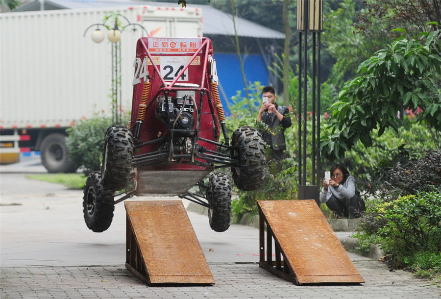 Студентки университета Чэнду сделали машину для автогонок