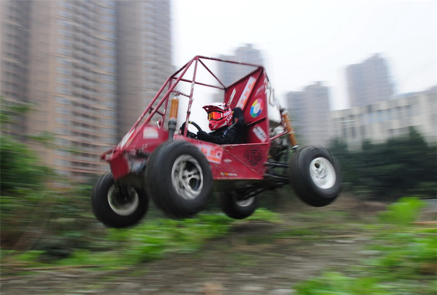 Студентки университета Чэнду сделали машину для автогонок