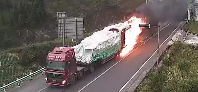 Водитель загоревшегося грузовика с риском для жизни вывел его из туннеля