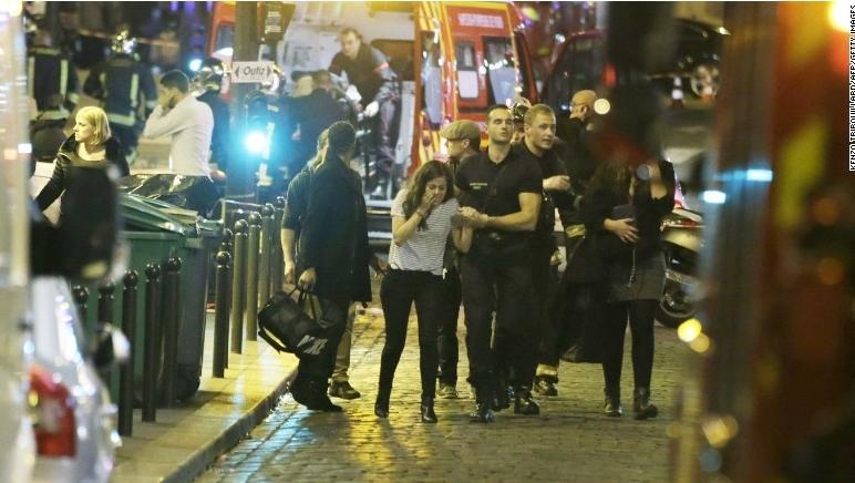 Число погибших в результате стрельбы и взрывов в Париже возросло до 153 -- CNN