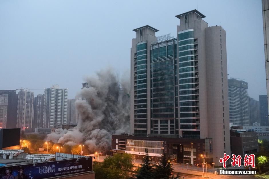 118-метровое здание в Сиане было успешно снесено взрывом
