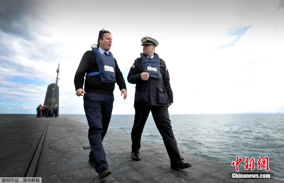 4 апреля 2013 года премьер-министр Великобритании Дэвид Кэмерон поднялся на борт британской атомной подводной лодки с проверкой.