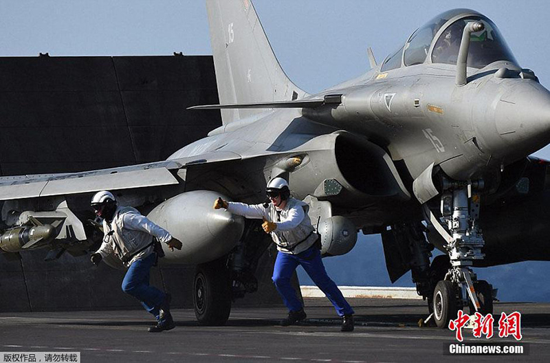 Франция нанесла авиаудары по ИГ в Сирии с авианосца "Шарль де Голль"
