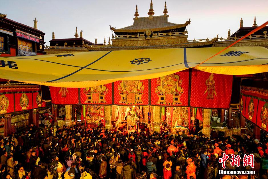 В Тибете верующие отметили праздник «День небожительницы»