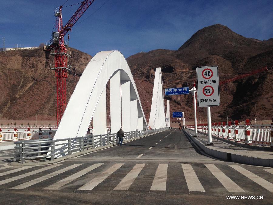 На востоке Тибета завершилось строительство важного транспортного моста через реку Ланьцанцзян
