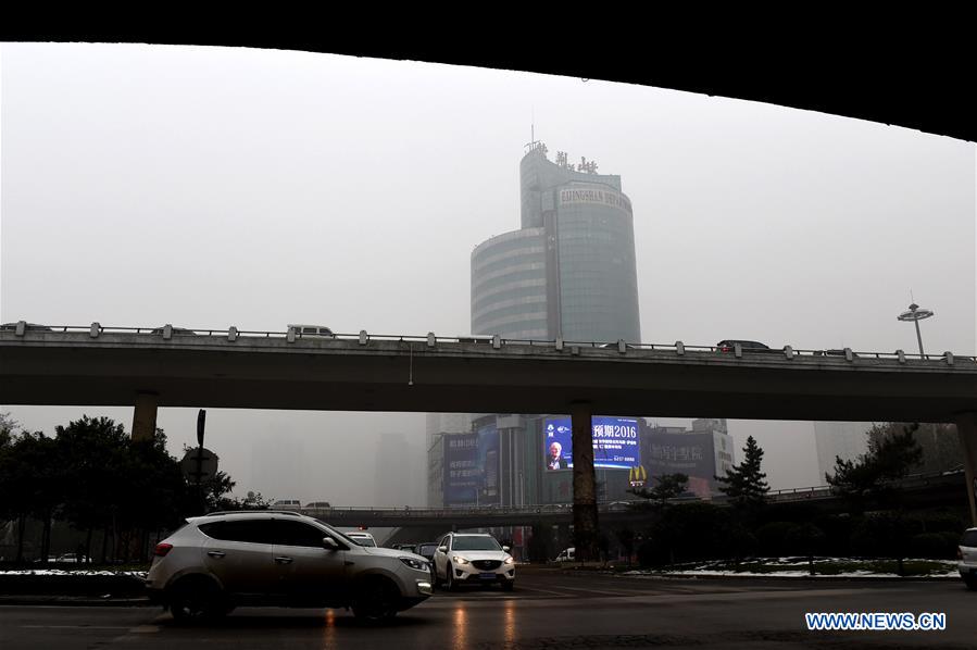 Пекин и еще десятки городов севера Китая остаются окутанными смогом