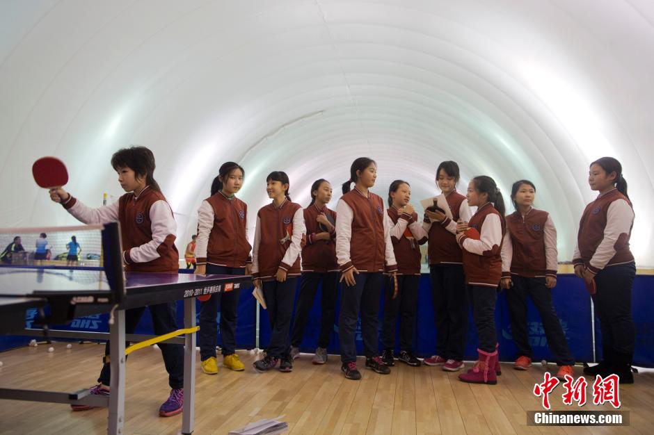 В пекинской школе установили надувной спортзал для защиты от смога