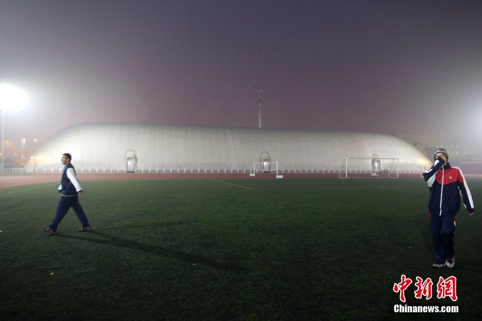 В пекинской школе установили надувной спортзал для защиты от смога