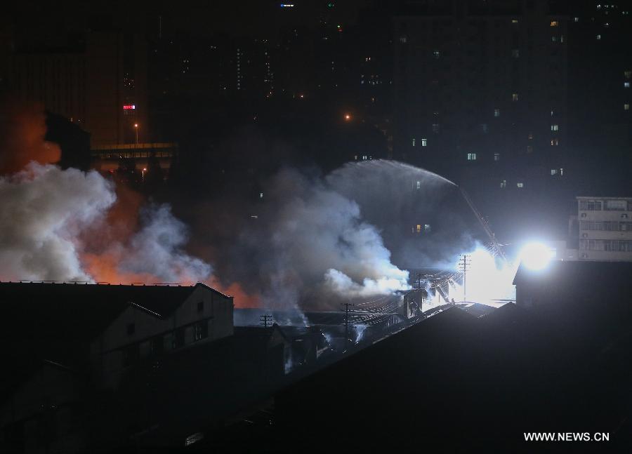 На складе в Шанхае произошел пожар