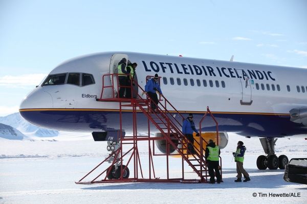  Пассажирский Boeing 757 авиакомпании  Исландии приземлился в Антарктиде