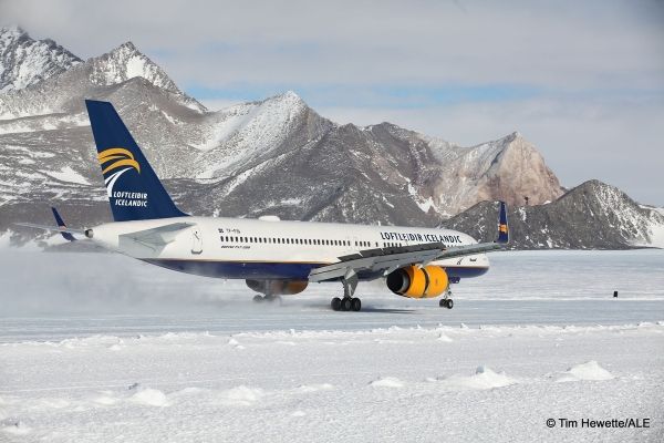  Пассажирский Boeing 757 авиакомпании  Исландии приземлился в Антарктиде