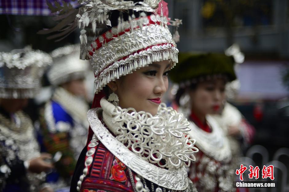 Одежда и украшения народности Мяо