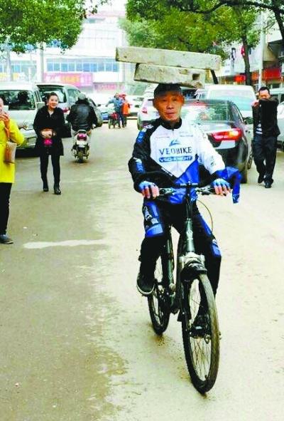 Житель Уханя 13 лет ездит на велосипеде с тяжелыми камнями на голове