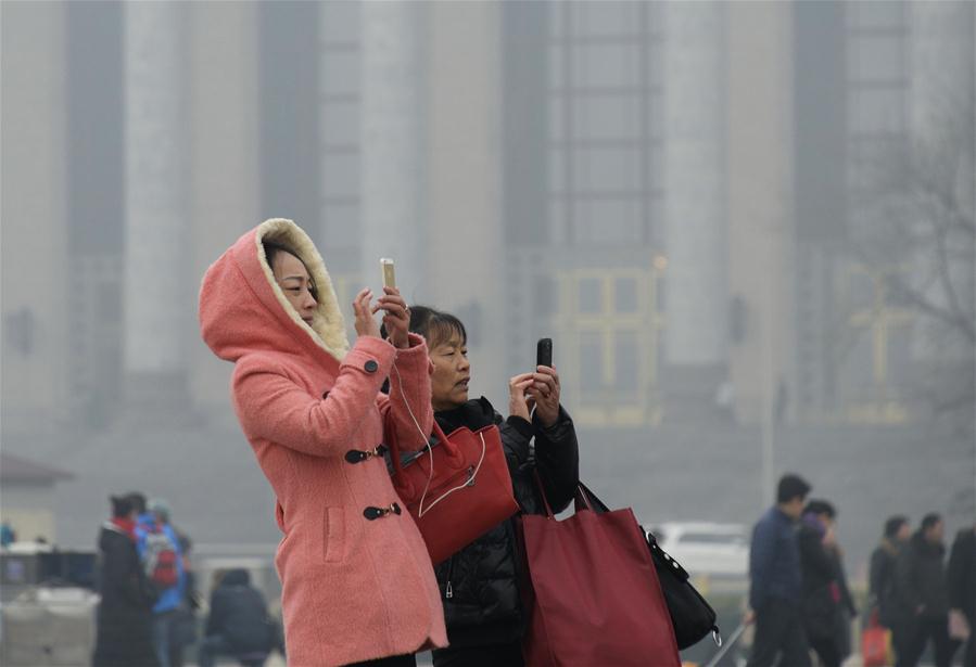 Мэрия Пекина впервые объявила "красный" уровень предупреждения о загрязнении воздуха