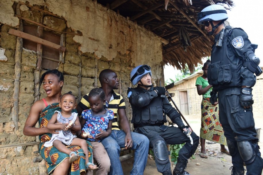 Фотографии китайских миротворцев в Либерии