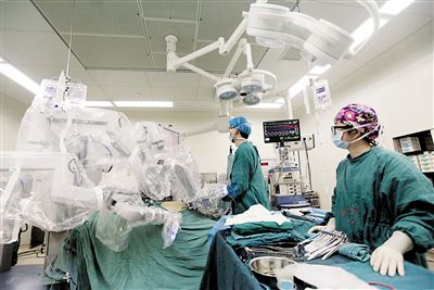 В Юго-Западном Китае робот-хирург выполнил сложную операцию по шунтированию с использованием искусственного кровеносного сосуда
