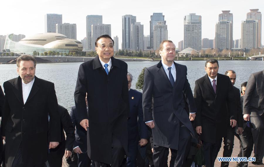 Ли Кэцян и участники заседания Совета глав правительств стран ШОС посетили Центральную торговую зону нового района Чжэндун в Чжэнчжоу