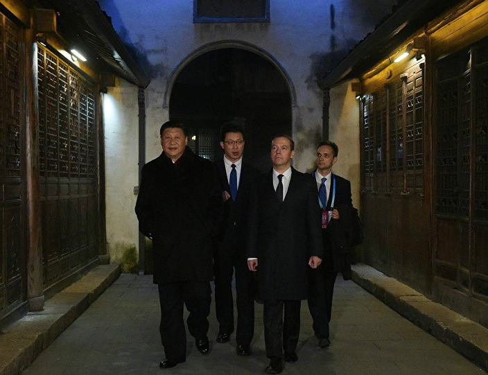 Си Цзиньпин и Медведев прогулялись по поселку Учжэнь