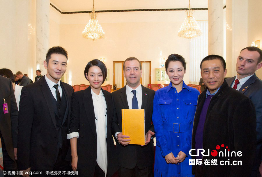 На фото: 17 декабря премьер-министр России Д. Медведев сфотографировался с китайскими артистами -- Ху Сяомином, Ма Или и Сюй Цин.