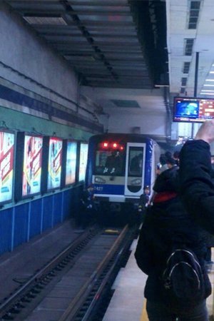 Пассажир пекинского метро прыгнул на рельсы и погиб