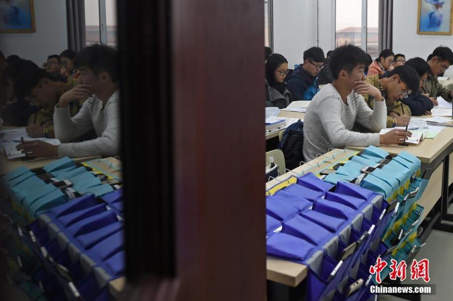 В вузах китайской провинции Шаньси занятия проводятся без мобильных телефонов