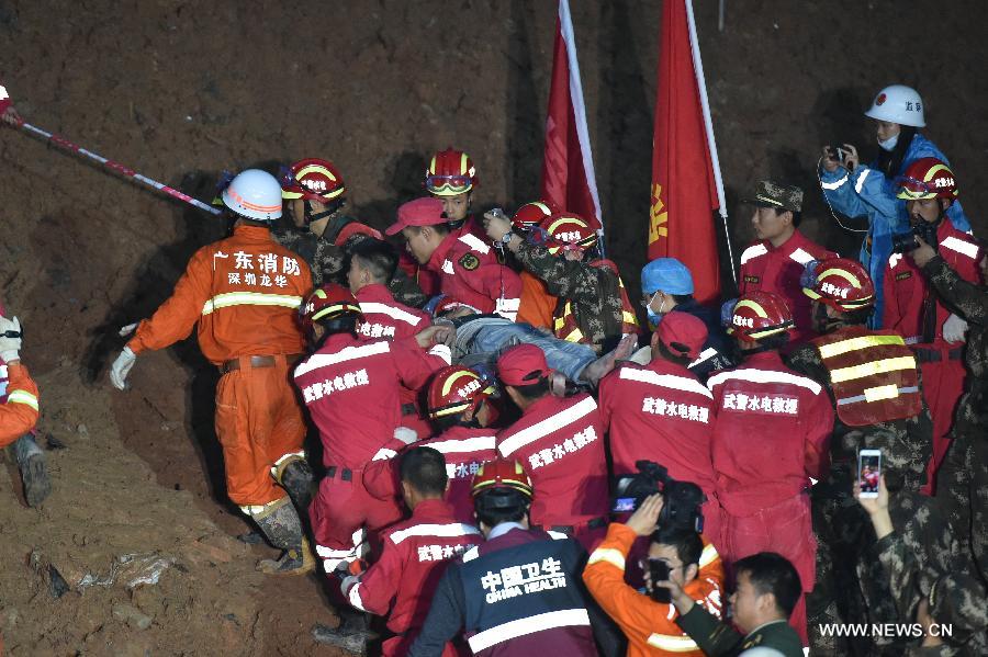 В Шэньчжэне на месте схода оползня спасен первый пострадавший