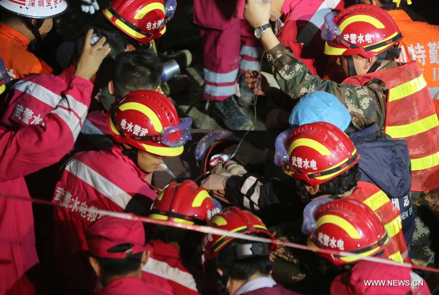 В Шэньчжэне на месте схода оползня спасен первый пострадавший