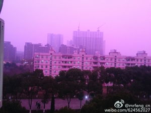 В китайском городе Нанкине появился розовый смог