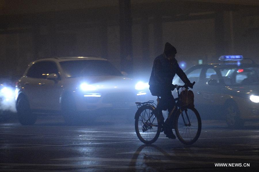 В Пекине объявлен "оранжевый" уровень опасности из-за сильного смога