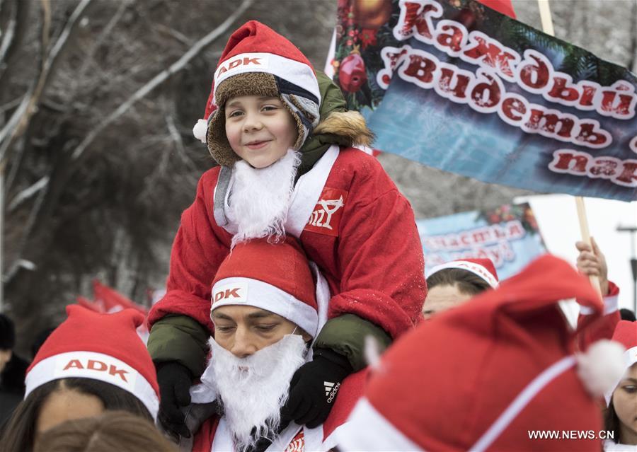 Масштабный парад Дедов Морозов состоялся в Алматы
