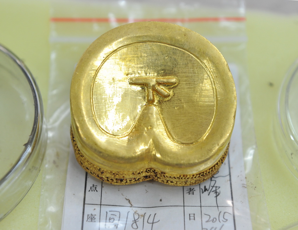 В усыпальнице некрополя Хайхуньхоу династии Западная Хань в городе Наньчан обнаружено 33 слитка золота в форме лошадиного копыта