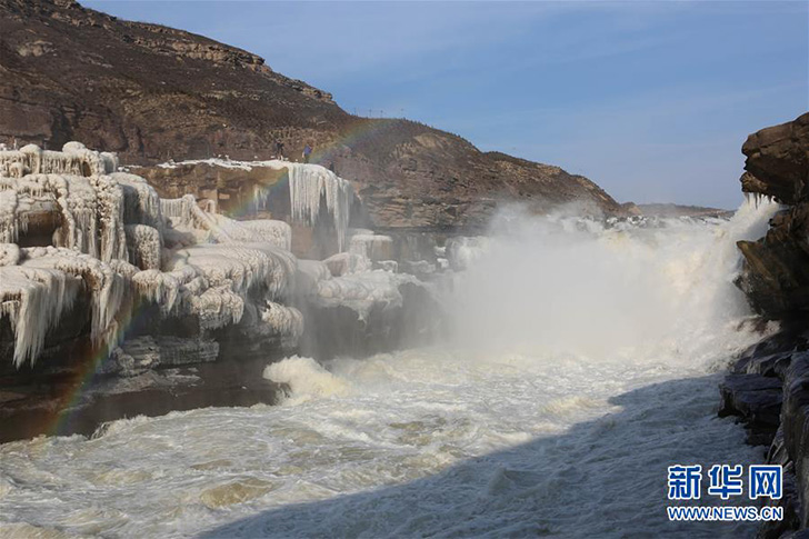 Водопад Хукоу на реке Хуанхэ превратился в великолепный ледовый пейзаж