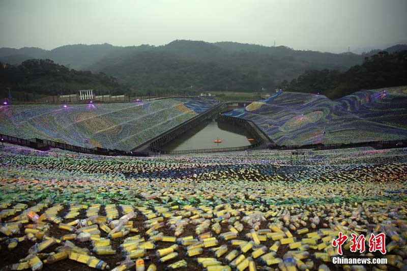 В тайваньском городе Цзилун составили картину «Звездная ночь» из четырёх миллионов пластиковых бутылок